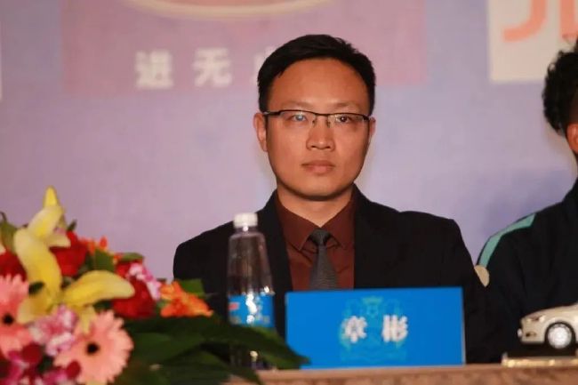 对于尤文俱乐部来说，与其现在解约并补缴数百万欧元税款，不如先向博格巴支付最低薪水（年薪42477欧元），直至明年6月合同满两年后再解约。